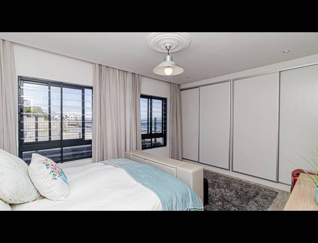 4 BEDROOM HOUSE FOR SALE IN BEACHFRONT